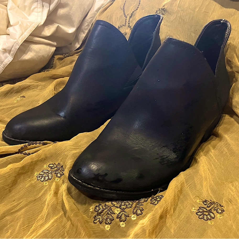 Target Brand Universal Thread Black Leather Split Side Ankle Bootie Size 9.5